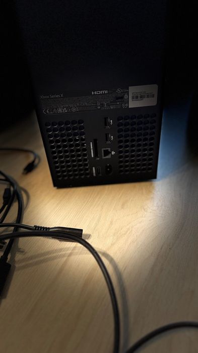 Xbox Series X 1TB | Перфектен комплект с 2 джойстика, докинг станция и 8 игри