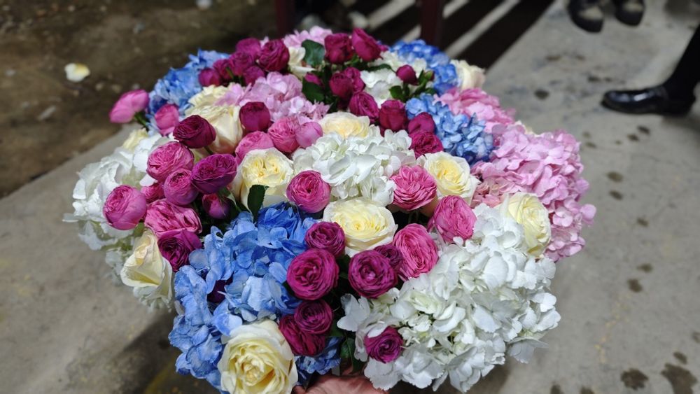 Букет с 6 видом цветов 35000 есть торг