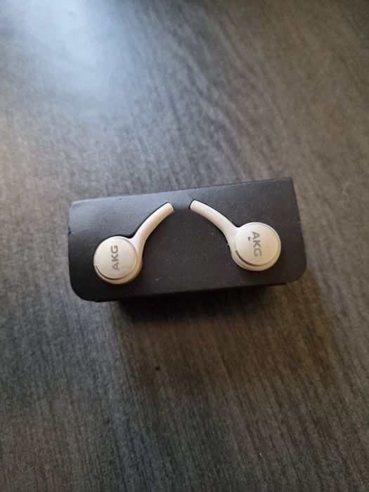 Casti marca AKG, originale din cutia telefonului