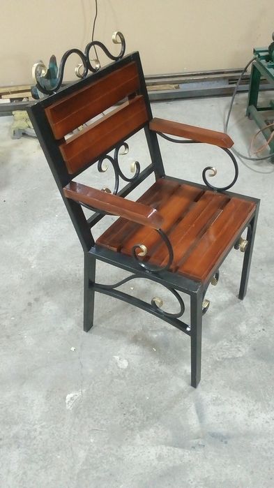 Стол и стулья из металла