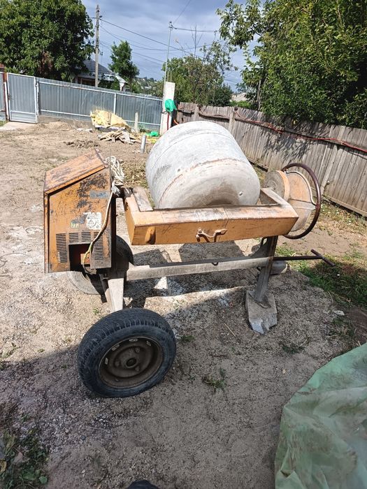 Vând betoniera capacitate 250l silențioasa.