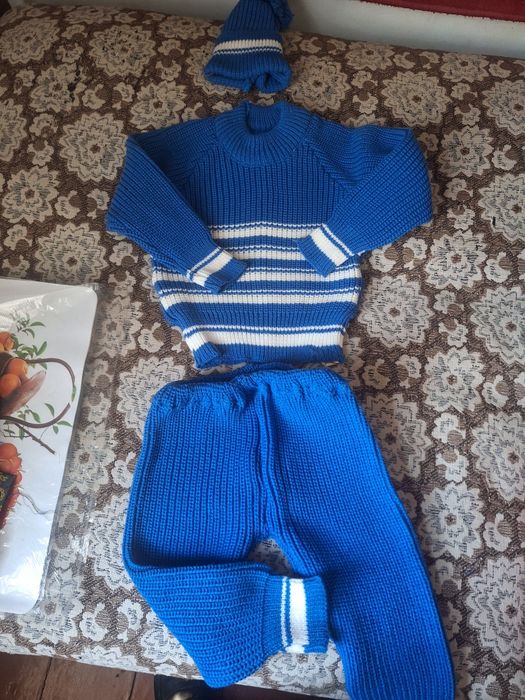 Продается костюм тройка на мальчика и девочку