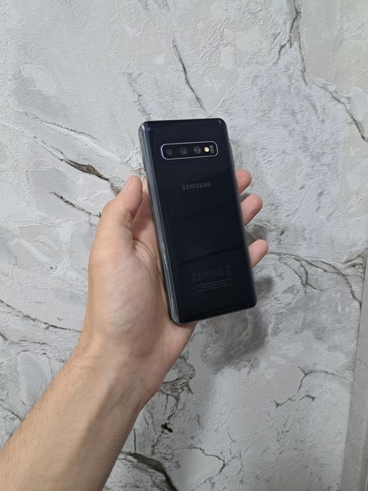 Продам Samsung Galaxy S10 память 8/128gb работает отлично