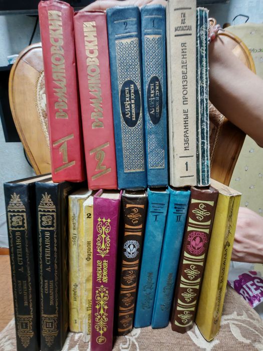Продаются книги.
