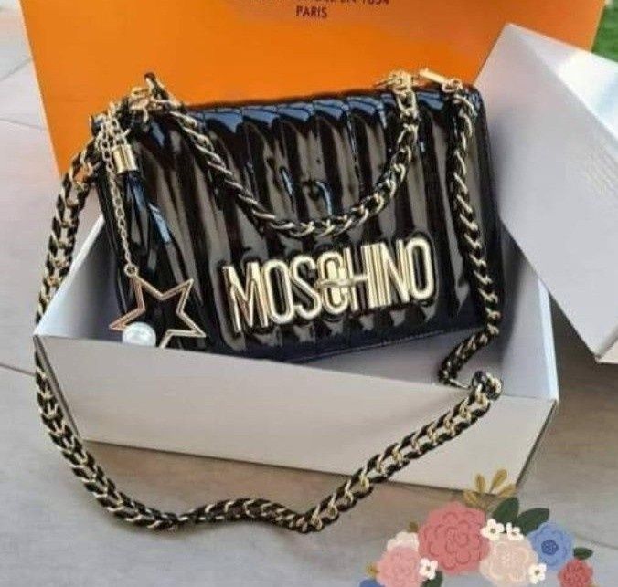 Geanta Moschino,model lacuit,logo metalic auriu, curea detasabila umăr