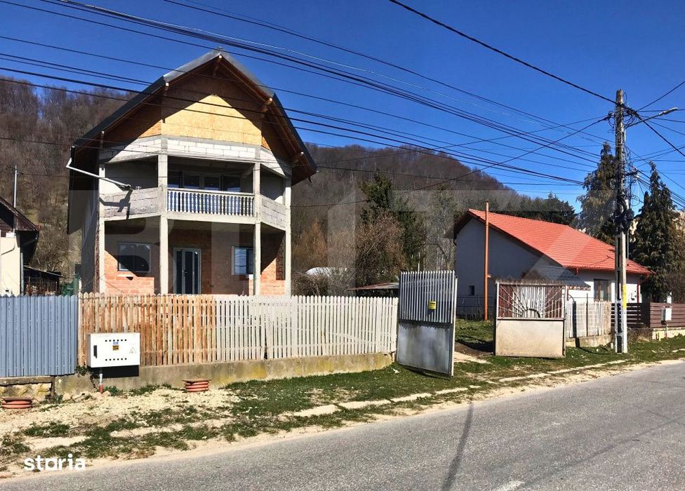 Casa (la rosu), Livada si Padure, Teren Generos si Plata Flexibila –