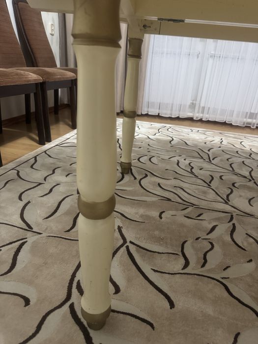 Круглый стол с орнаментом