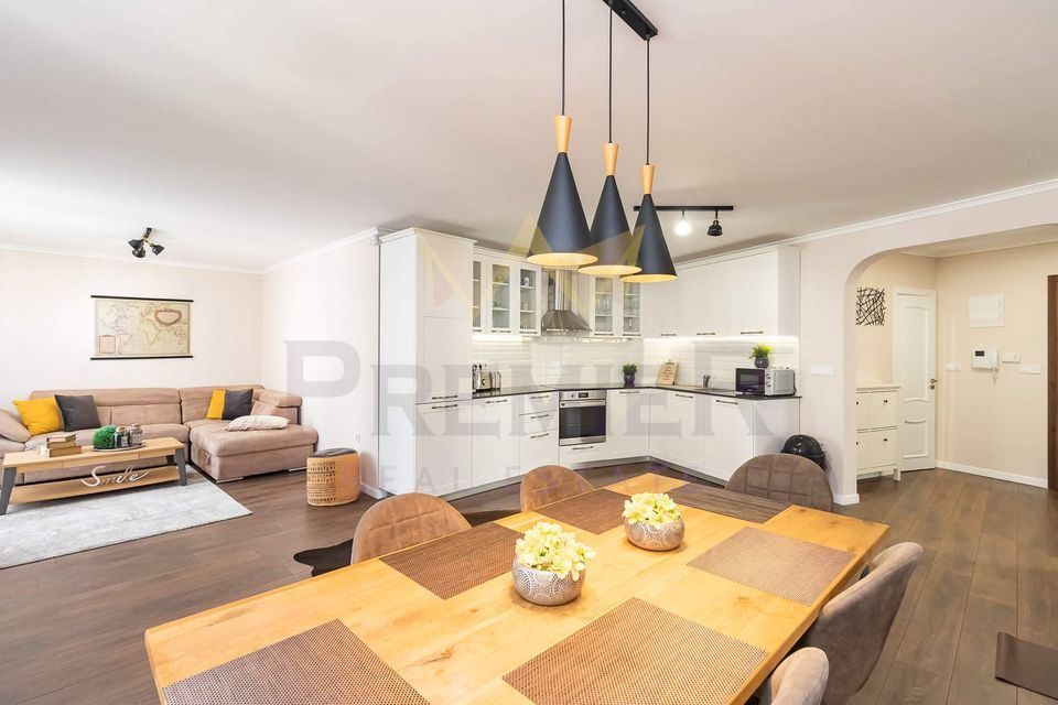 Дава се под наем Тристаен апартамент в Варна, Център - 103 кв.м за 1445.85 € - Снимка #1