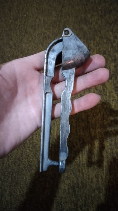 Ложки,вилки,чеснокодавка.