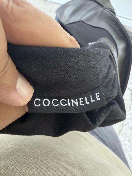 Geantă hobo Coccinelle din piele întoarsă naturală / gri