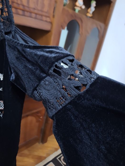 Vând iie din catifea  si dantela brodata.