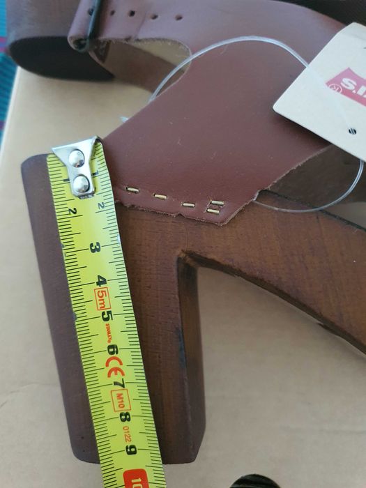 Reducere de pret -Sandale Levi's maro numarul 41