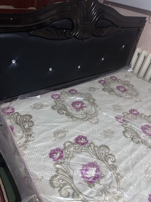 Spalniy garnitur holati yaxshi srochniy sotiladi divan bilan stenkasi