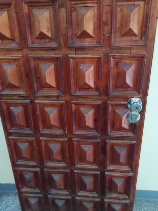 Дървена входна врата