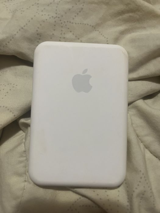 Apple MagSafe безжично зарядно.
