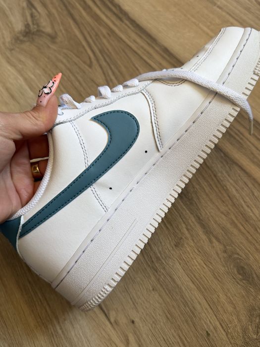 Оригинални бели кецове NIKE AIR FORCE 1 '07! 42,5 н