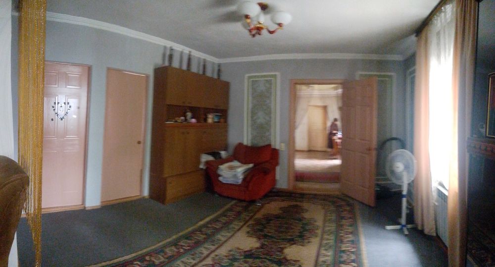 Уютный дом с насаждениями