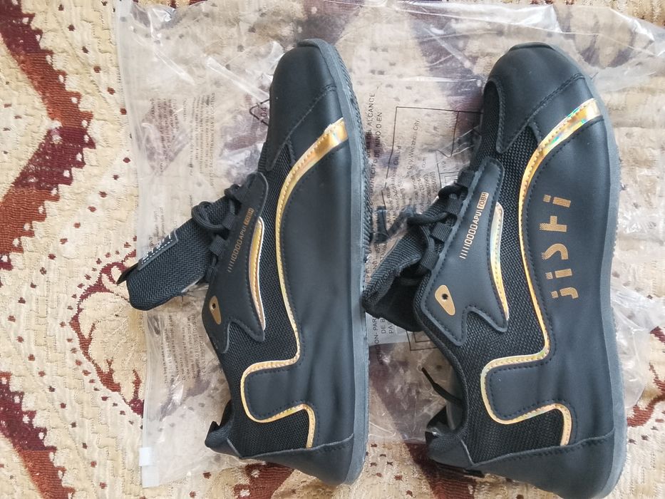 Кроссовки новые в упаковке с