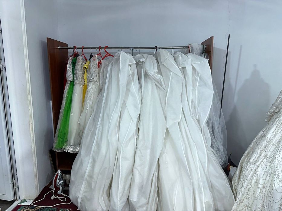 Oyna va 4 ta Projektor (Yoritgich) sotiladi