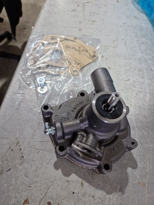 Pompa apă tractor fiat 312 originala import Italia preț 650 lei se pat