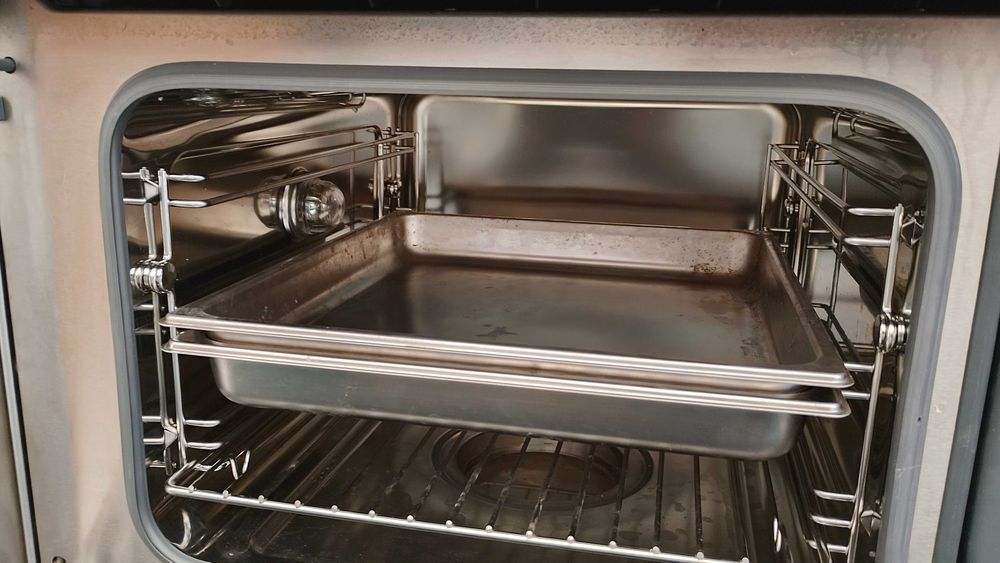 Продавам висококачествена фурна за готвене на пара за вграждане Siemens, модел HB26D552. Уредът е изключително запазен, произведена в Германия