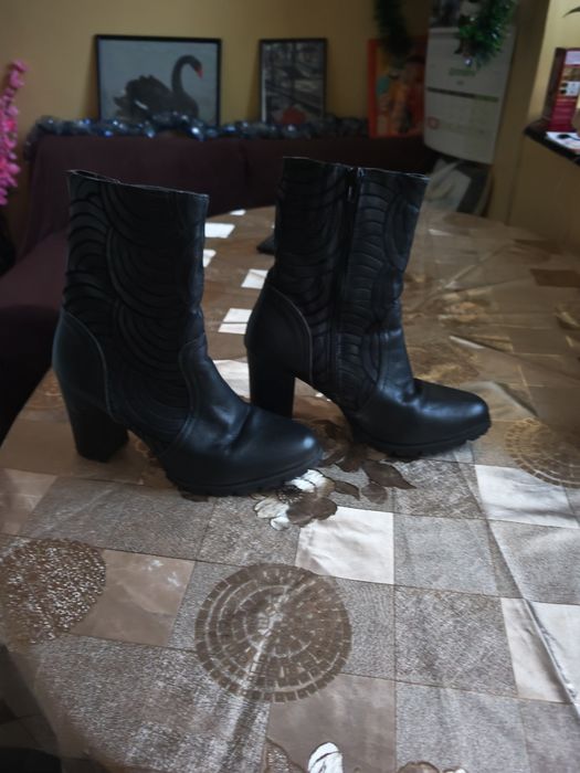 Дамски боти , носени по празници