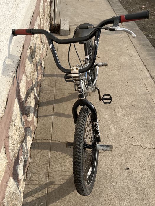 Bicicleta BMX originala merge perfect mai milte detali in privat