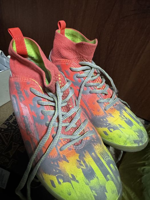 Продам кроссовки для футбола