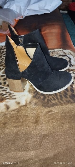 Botine elegante cu decupaj la glezna