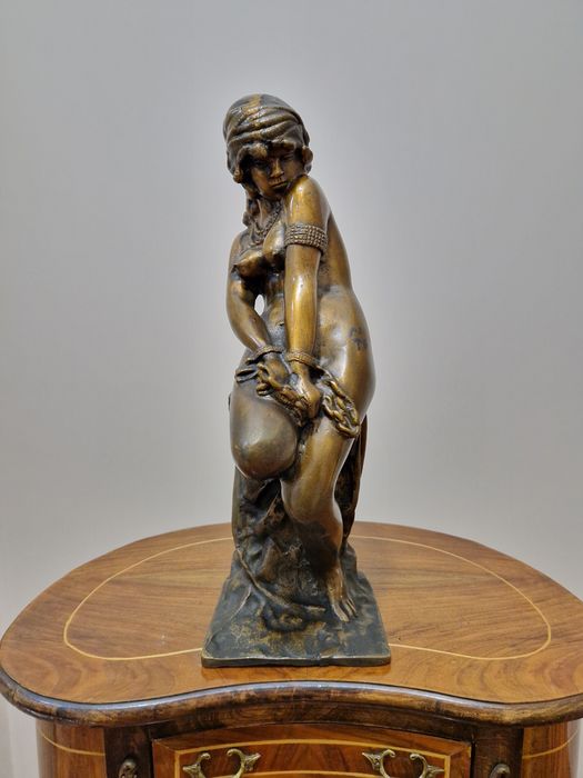 Прекрасна антикварна френска бронзова фигура пластика статуетка