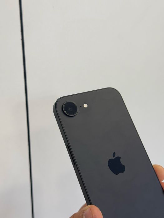 Продавам iPhone 16e 4 цикъла