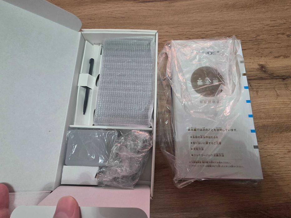 Продам новую Nintendo DSi Black