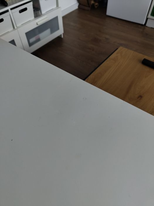 Birou/Masă IKEA Blat alb cu 4 picioare negre. Utilizată. Are uzuri  superficiale.