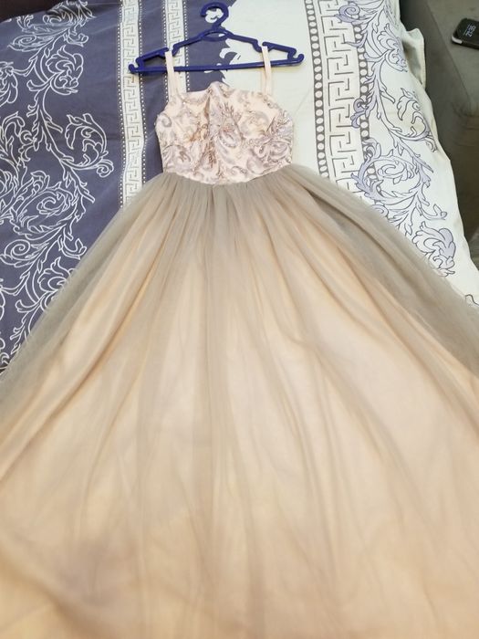 Платье продается вечернее