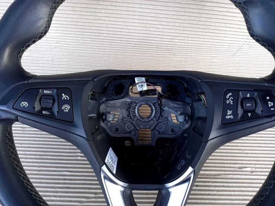 Opel Corsa E 2014--2019, volan piele cu comenzi.