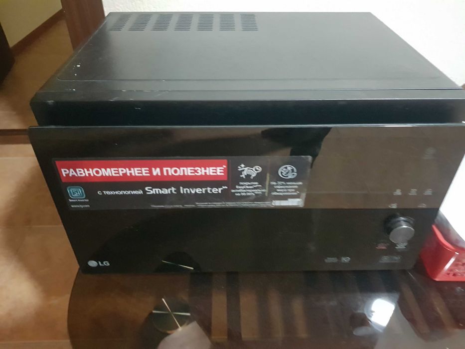 микроволновка, стол, шкафы