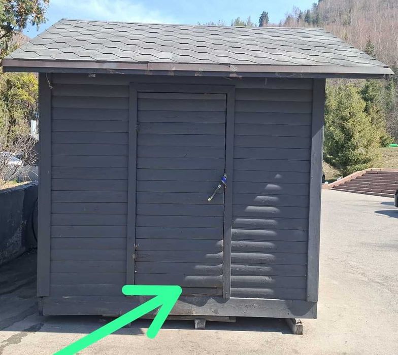 Деревянный ярмарочный домик