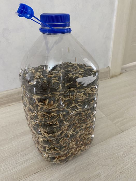 Корм для птиц сатылады. 1000 тг