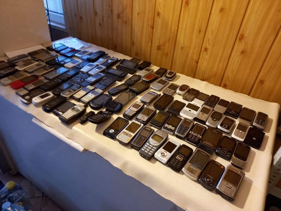 Vând/schimb 200 telefoane vechi Nokia, Samsung, Sony, Sony Ericsson,LG, Blackberry