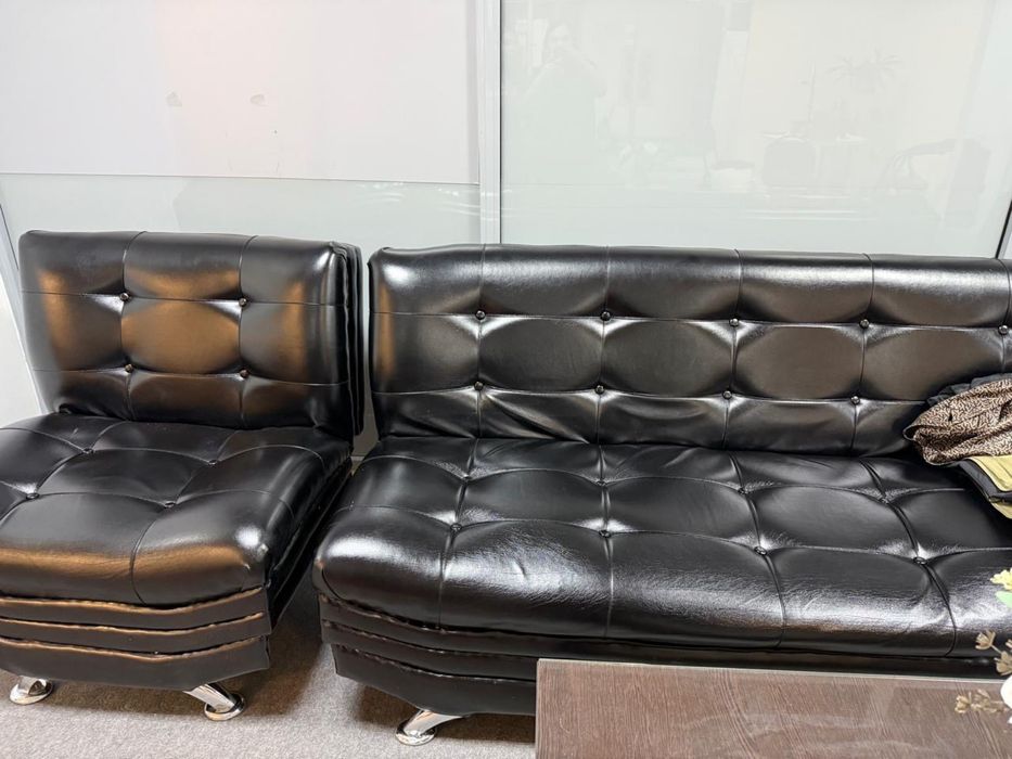 Кожаный диван с креслой
