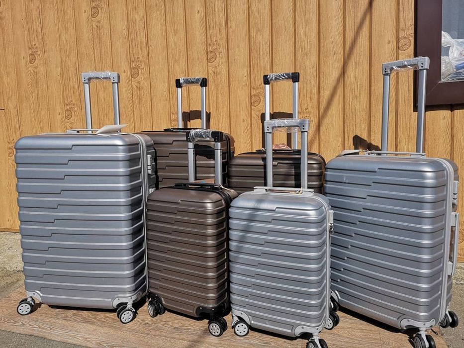 Средний пластиковый чемодан