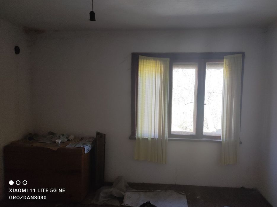 Къща с двор  спокойно място в полите на Стара планина