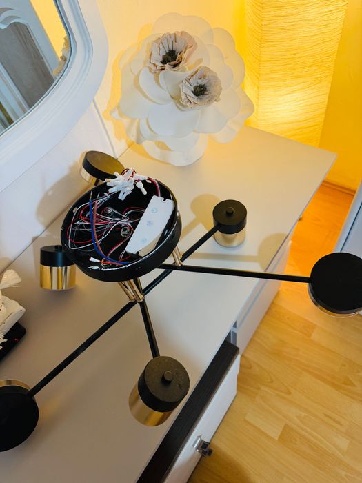 Lustră LED modernă 72W cu telecomandă – Negru/Auriu – Ca nouă