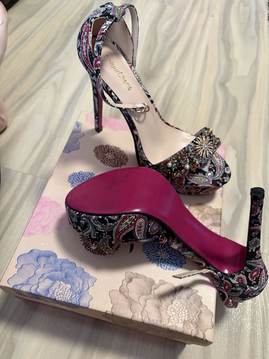 Дамски обувки с висок ток