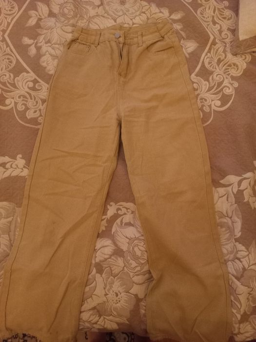 Бежевые джинсы размера м