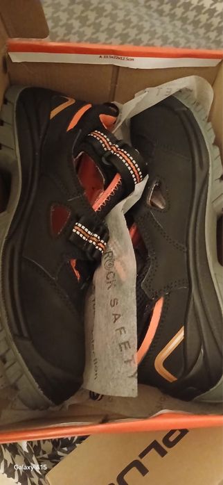 Bocanci protectie noi 100 lei