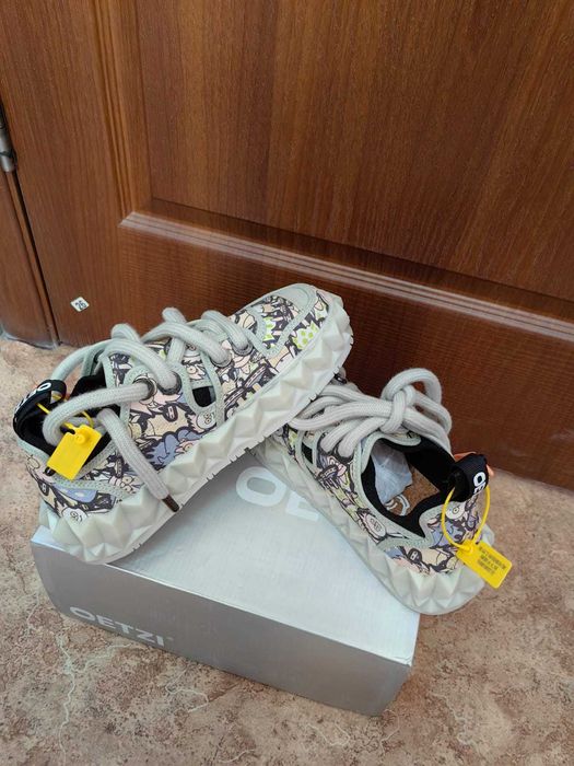 Продаю женские кеды