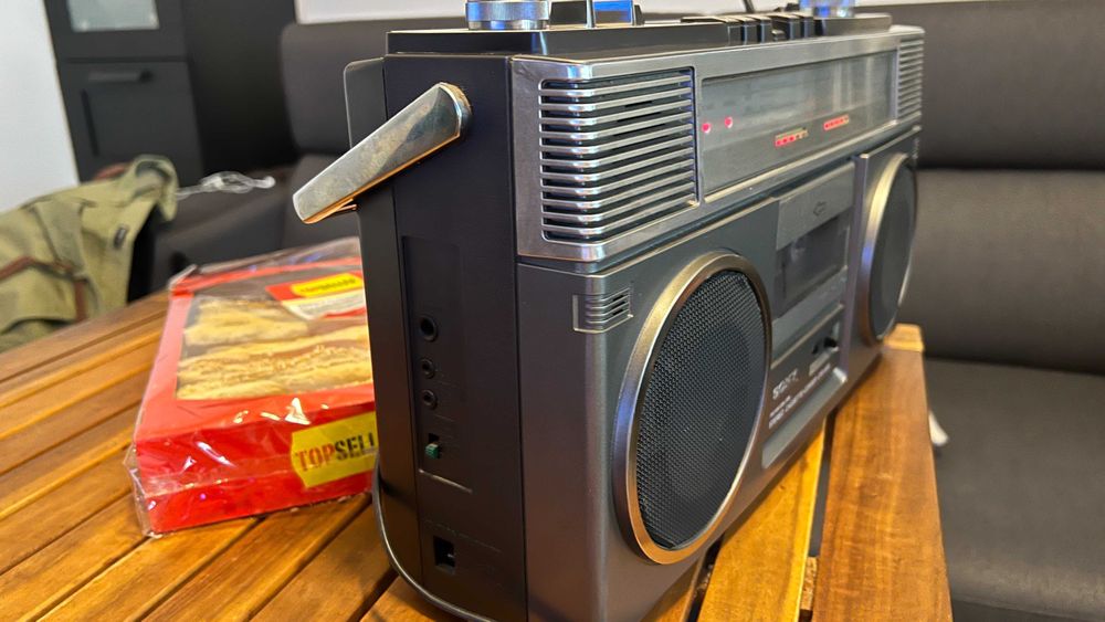 Radiocasetofon original Sony CFS-65S, fabricat în anii 1980.