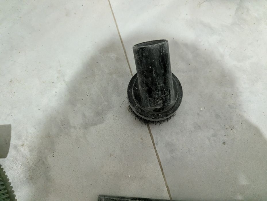 Шланг от пылесоса и три насадки