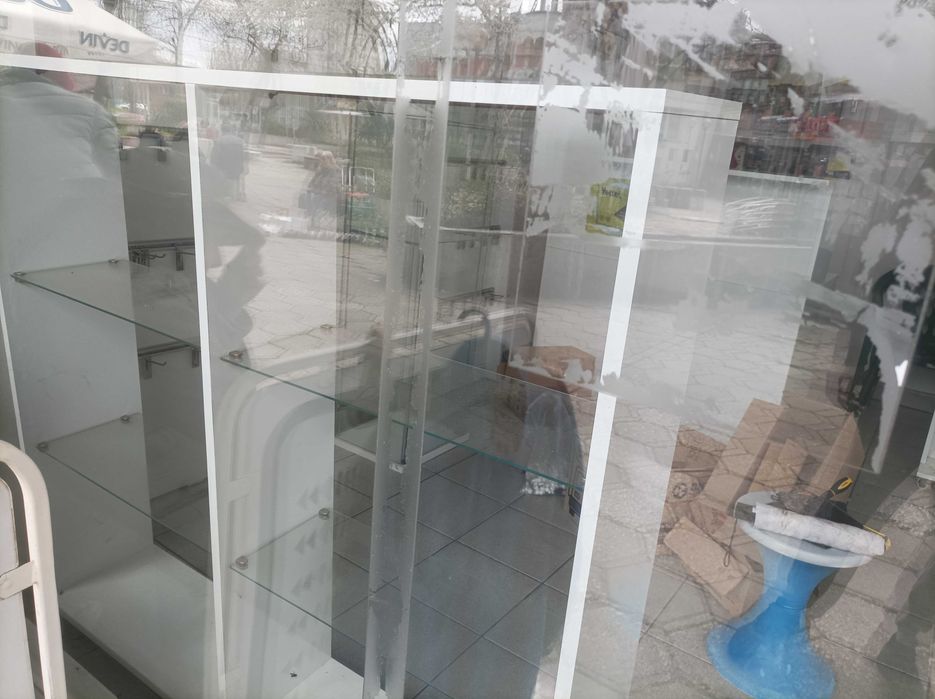 Мебели бял лак за магазин